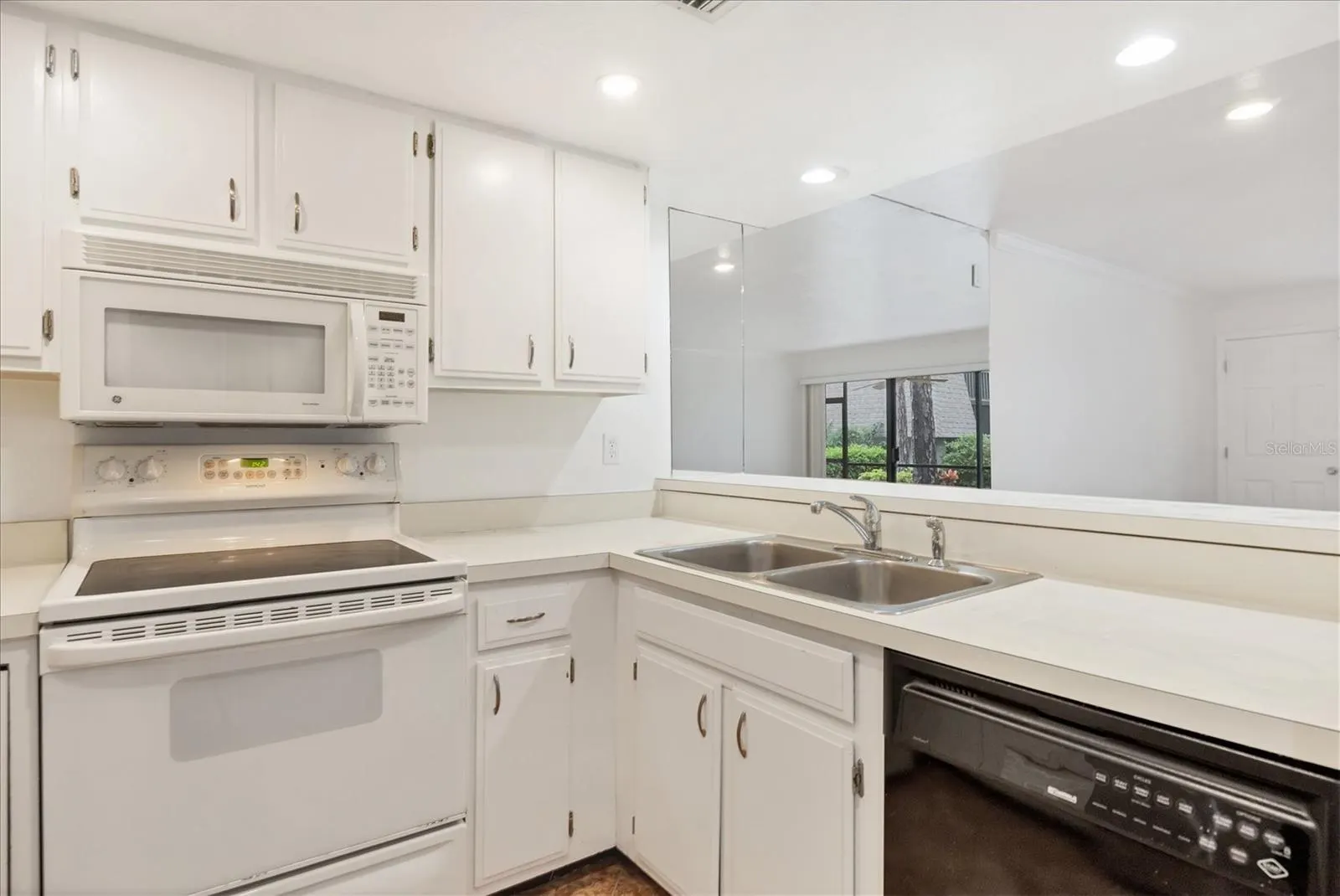 4602 RINGWOOD MDW #13, #13