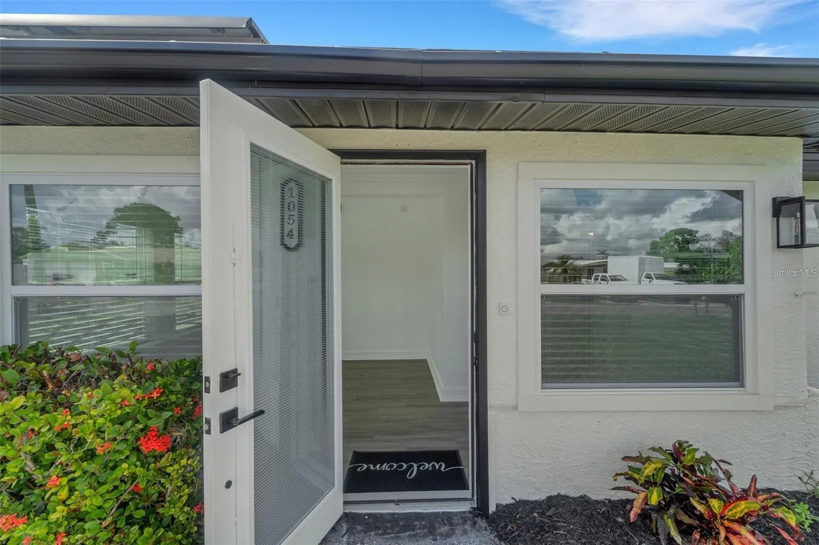 1054 W BAFFIN DR