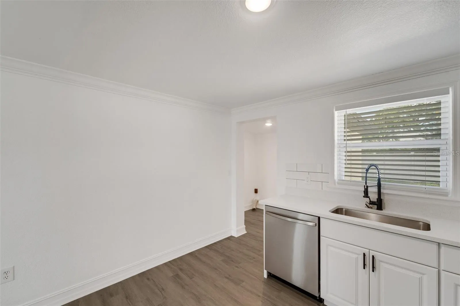 1054 W BAFFIN DR