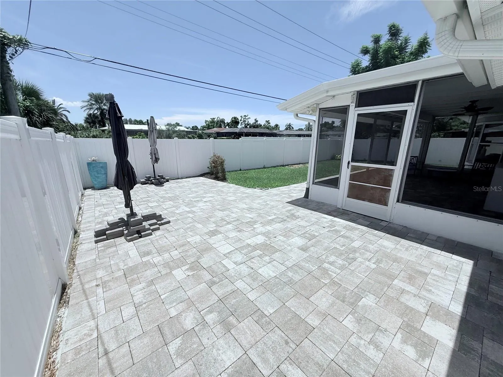 6841 ROXBURY DR