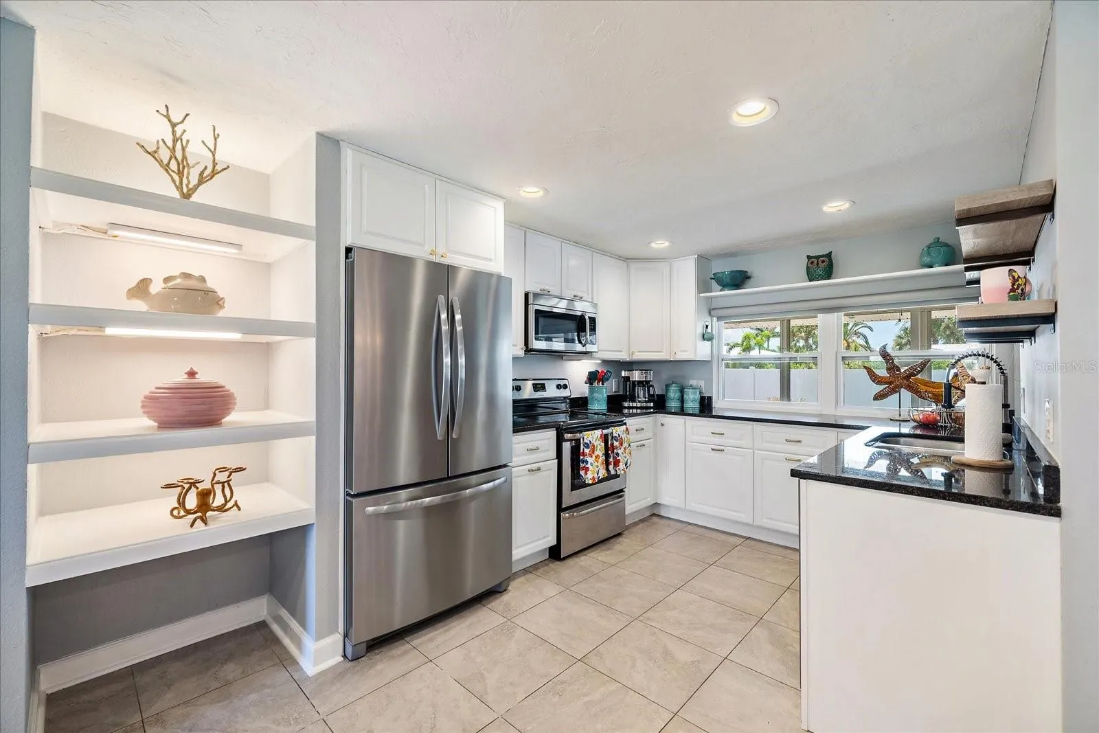 6841 ROXBURY DR