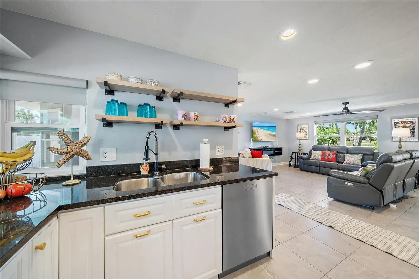 6841 ROXBURY DR