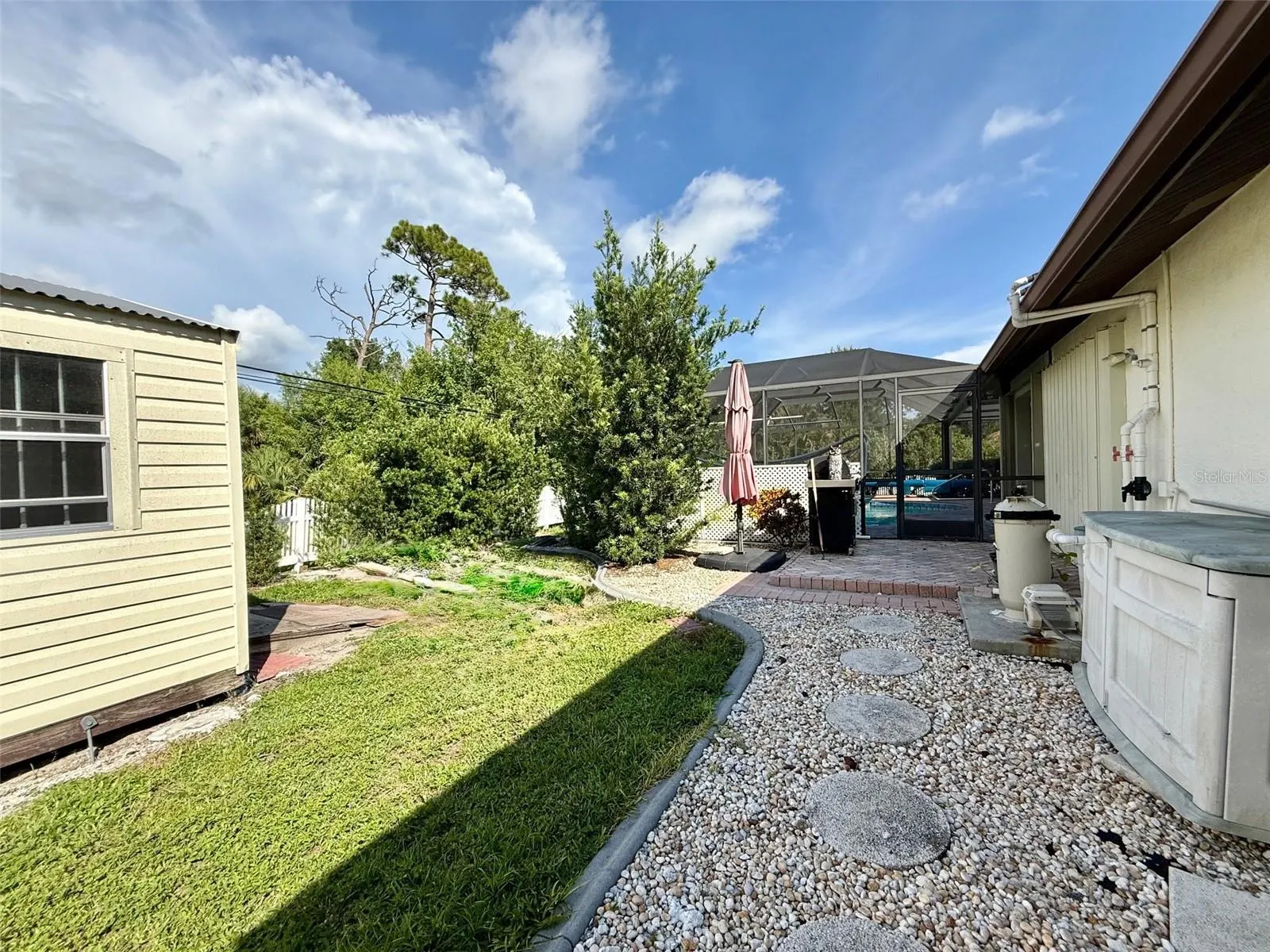 648 MYRA LN NW