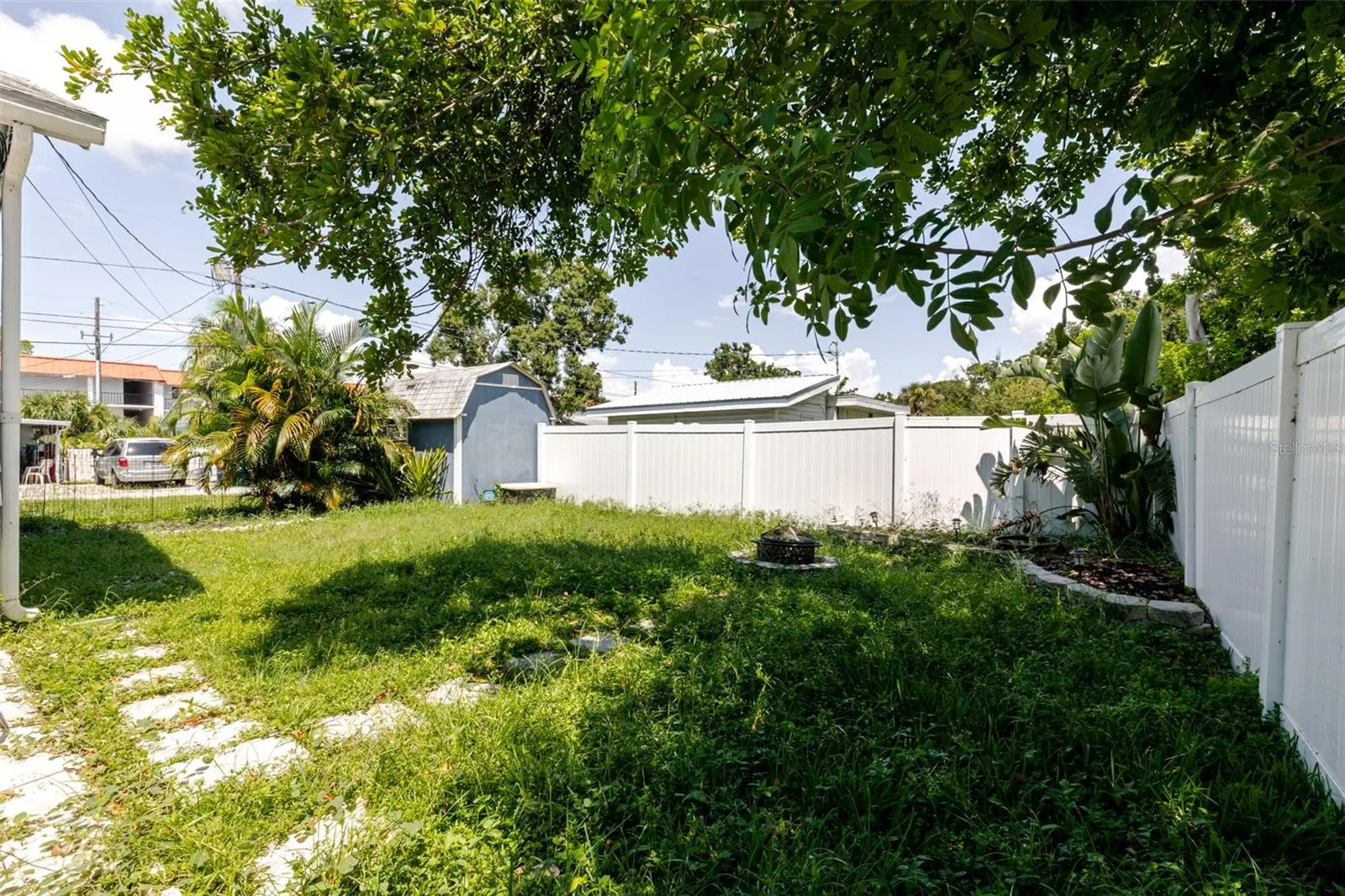 10562 LAKE DR