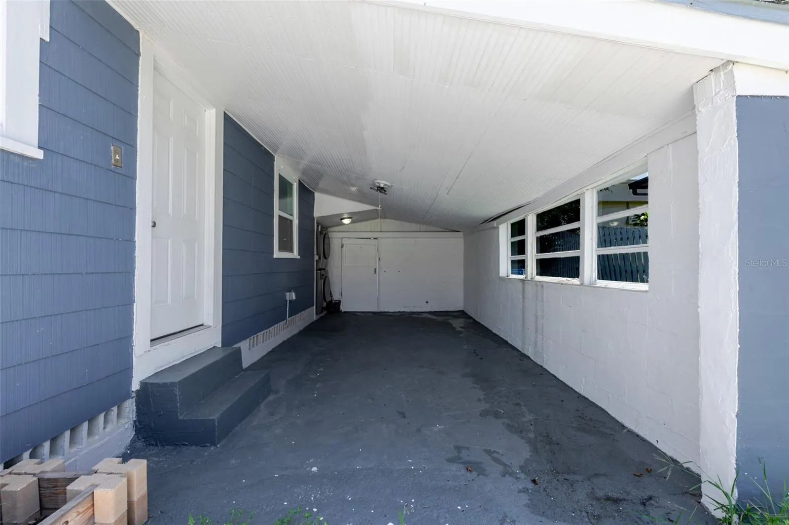 10562 LAKE DR
