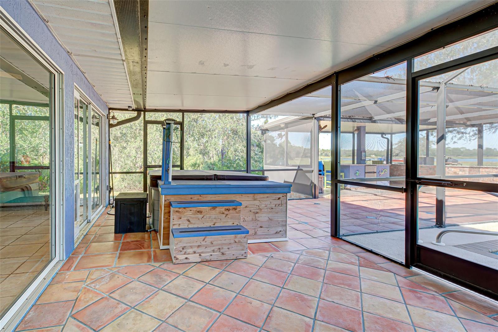 2508 TROPICAIRE BLVD