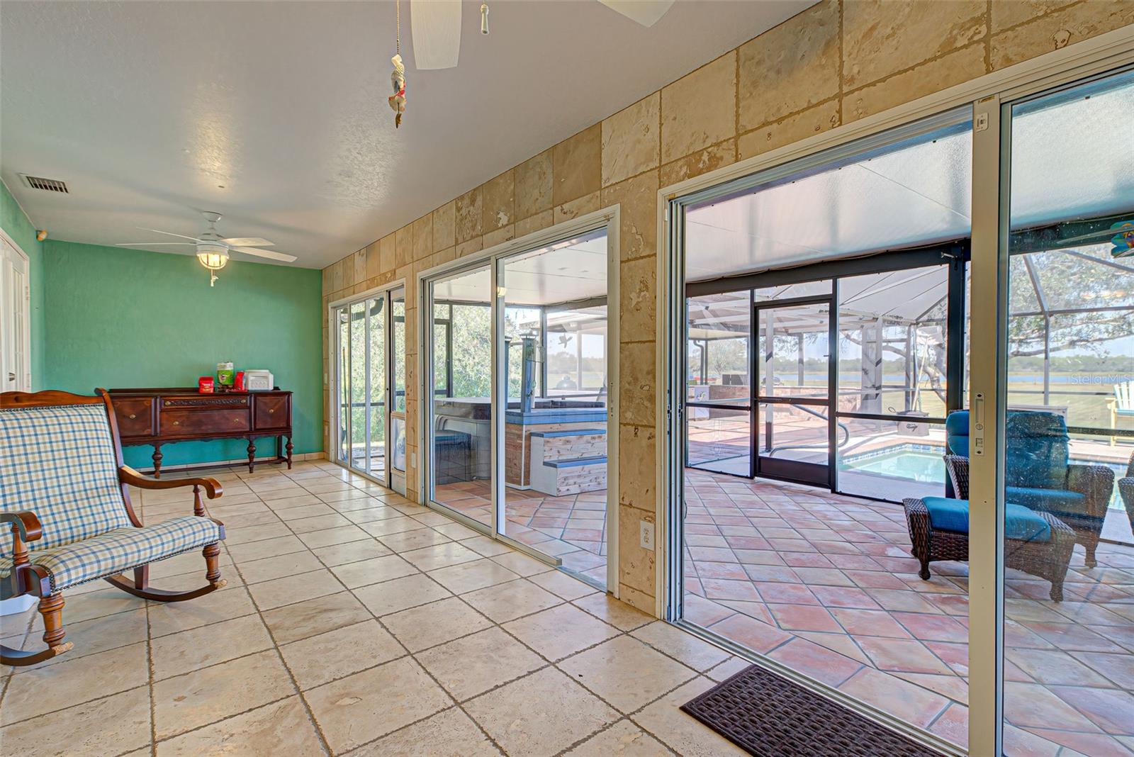 2508 TROPICAIRE BLVD