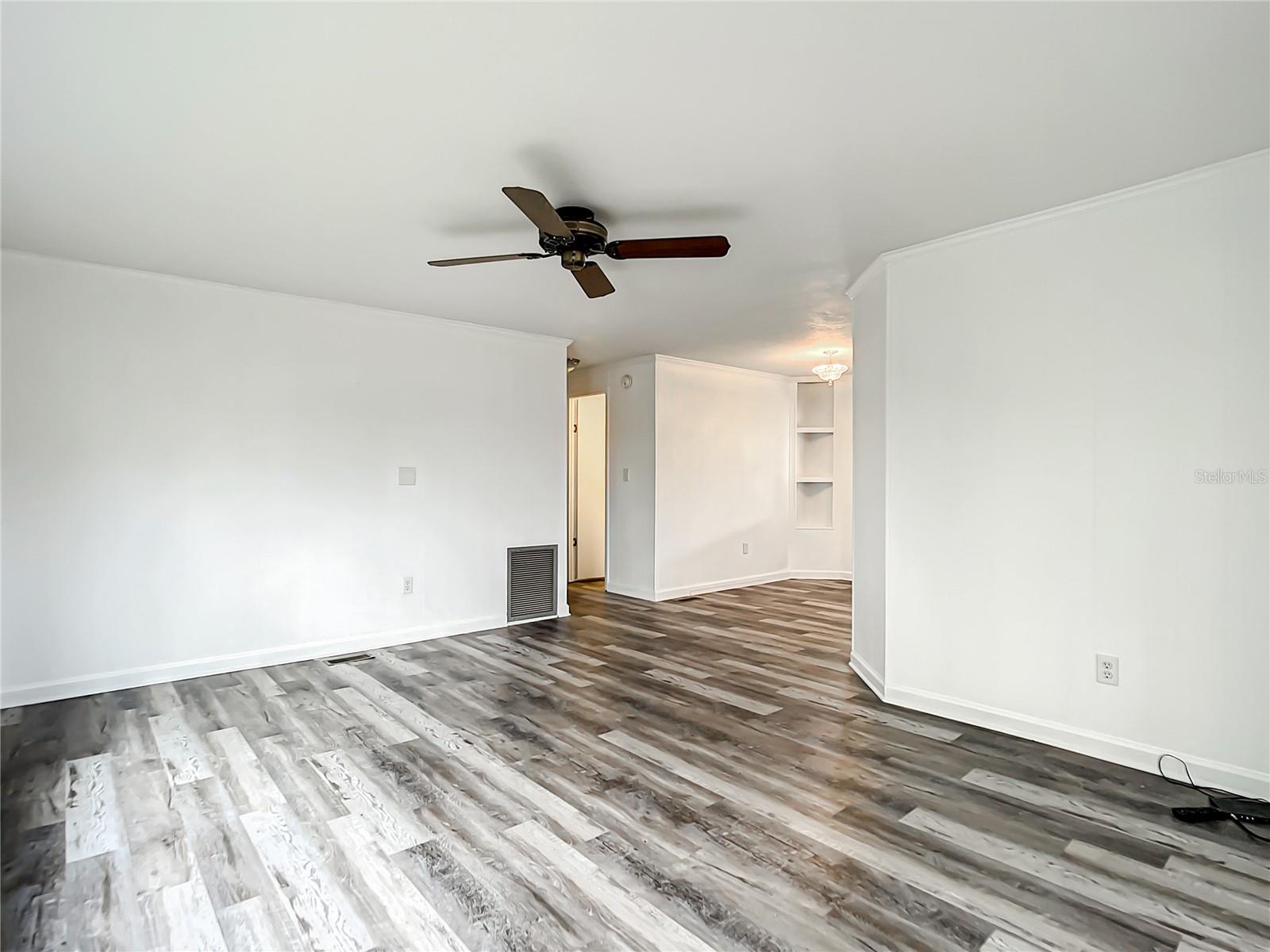 33 CASTAWAY CT