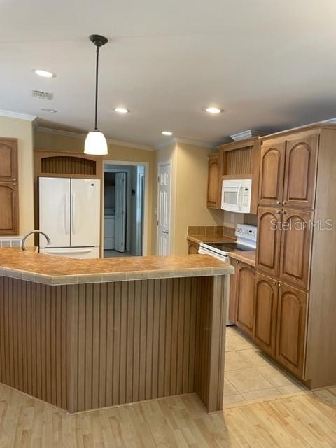 621 GLORIOSA DR