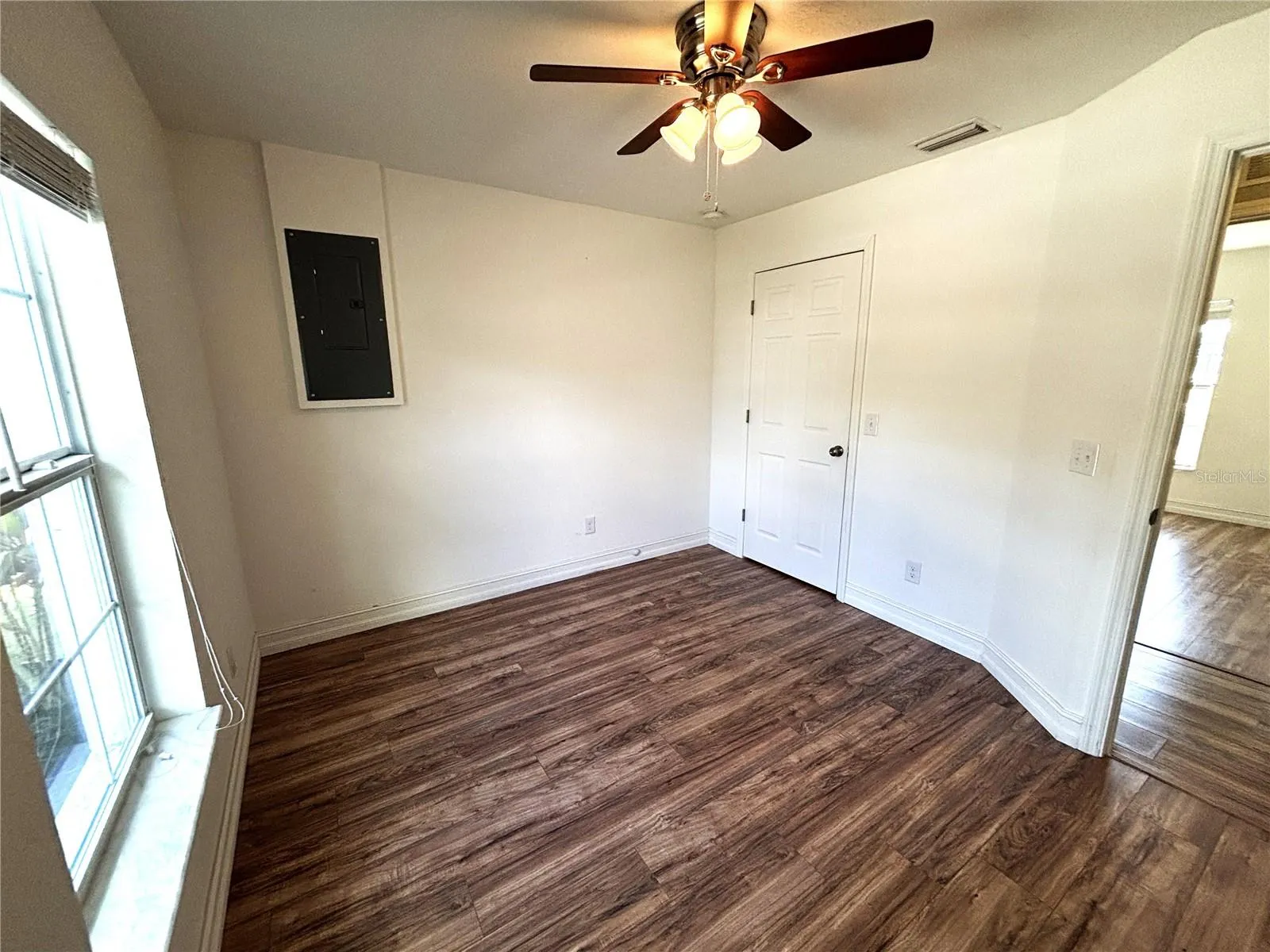 521 GLORIA AVE