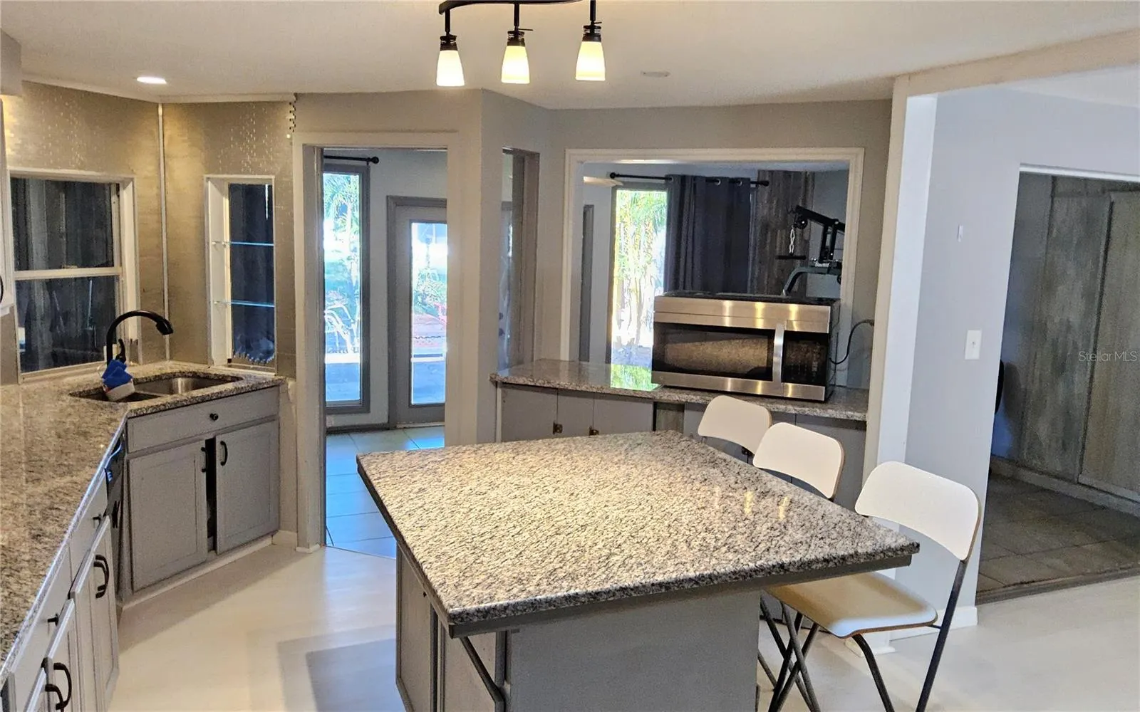 1108 AMPLE AVE