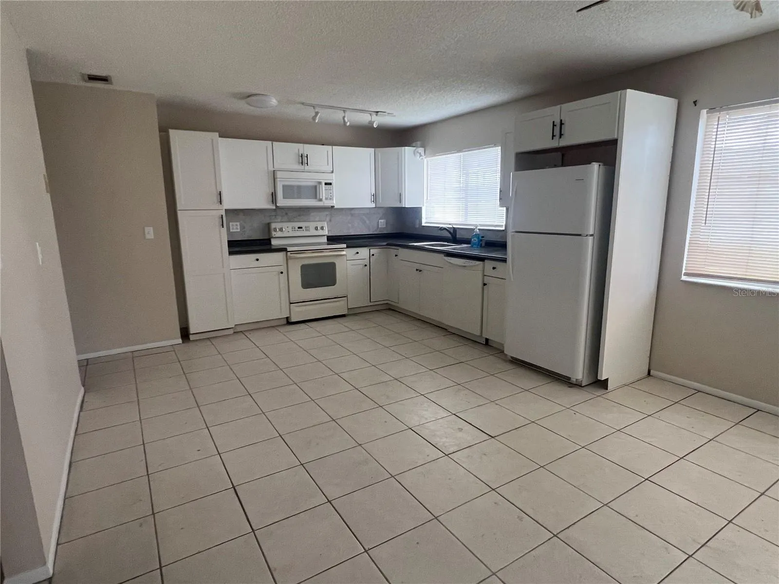 334 AYLESBURY LN NE