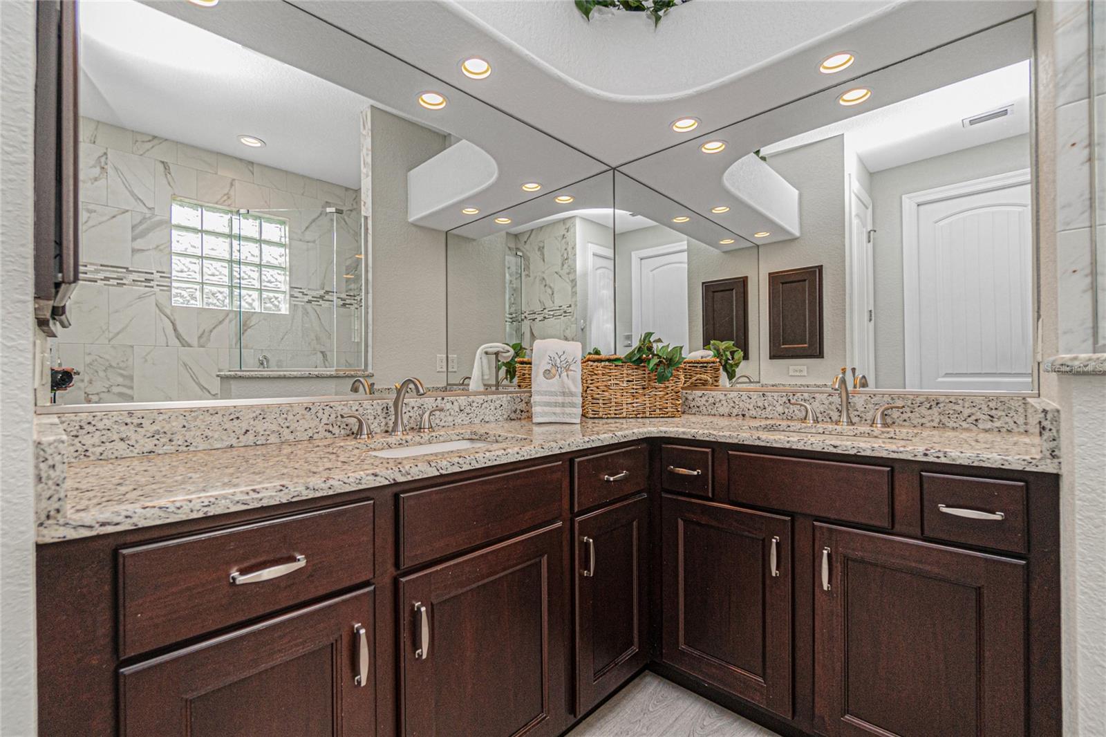 11 LONG MEADOW LN