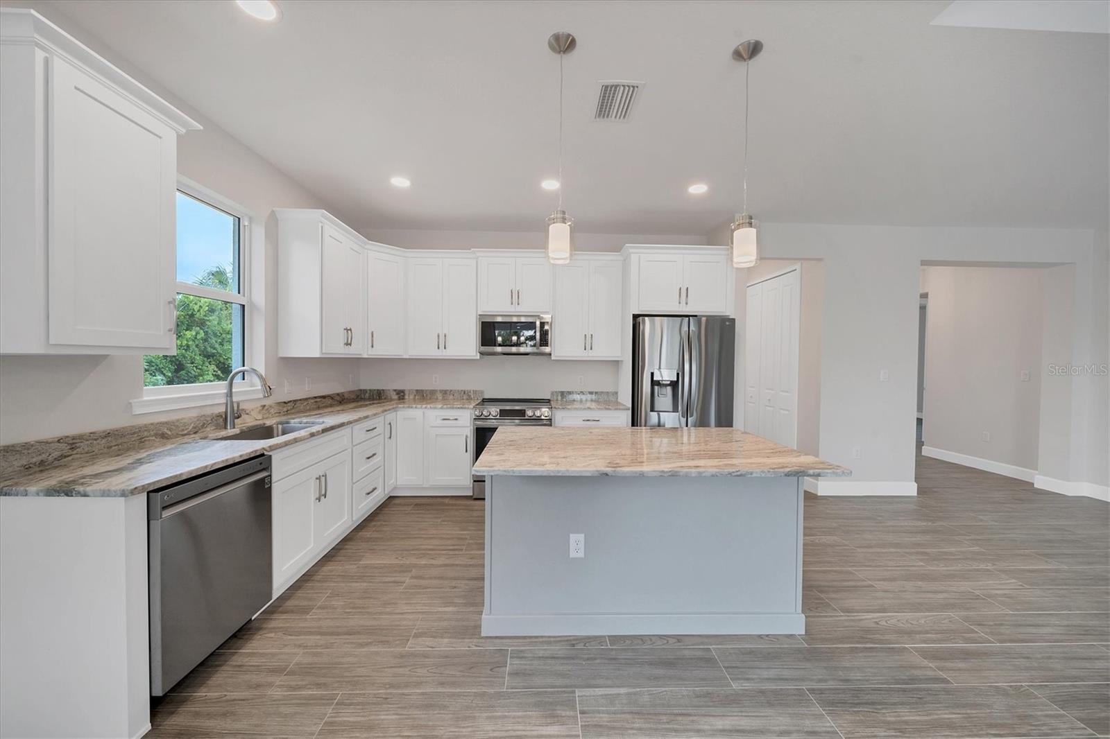 399 SUNSET RD N