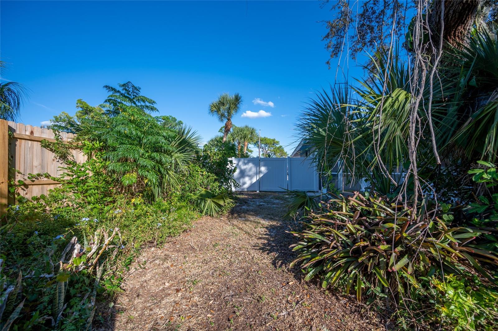 10 BEVERLY CIR
