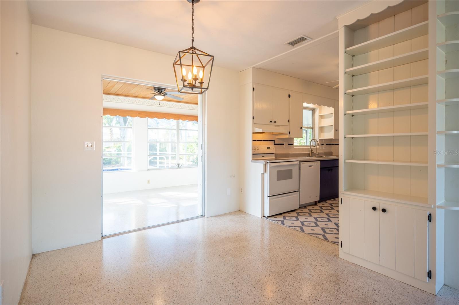 10 BEVERLY CIR