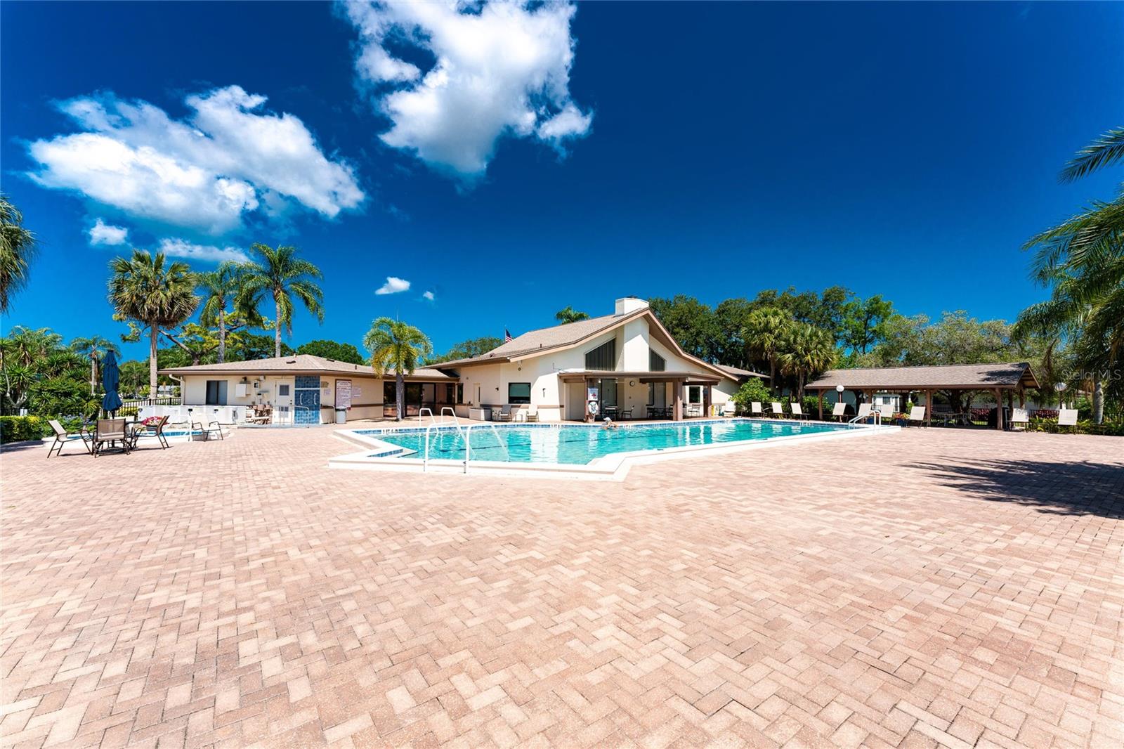 598 FOXWOOD BLVD