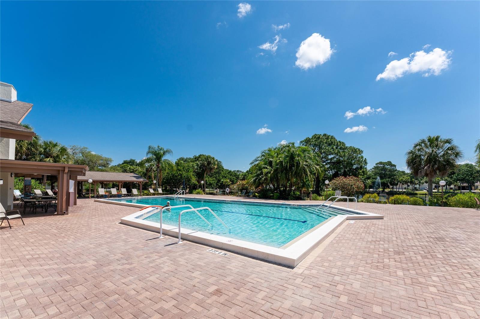 598 FOXWOOD BLVD