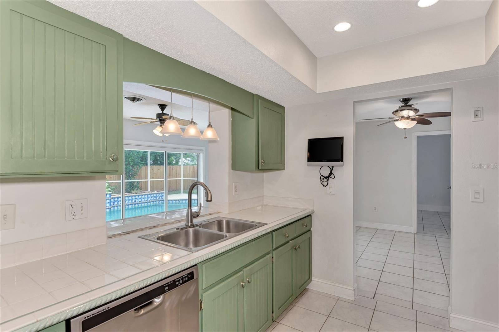 1521 ROSSANNE PL