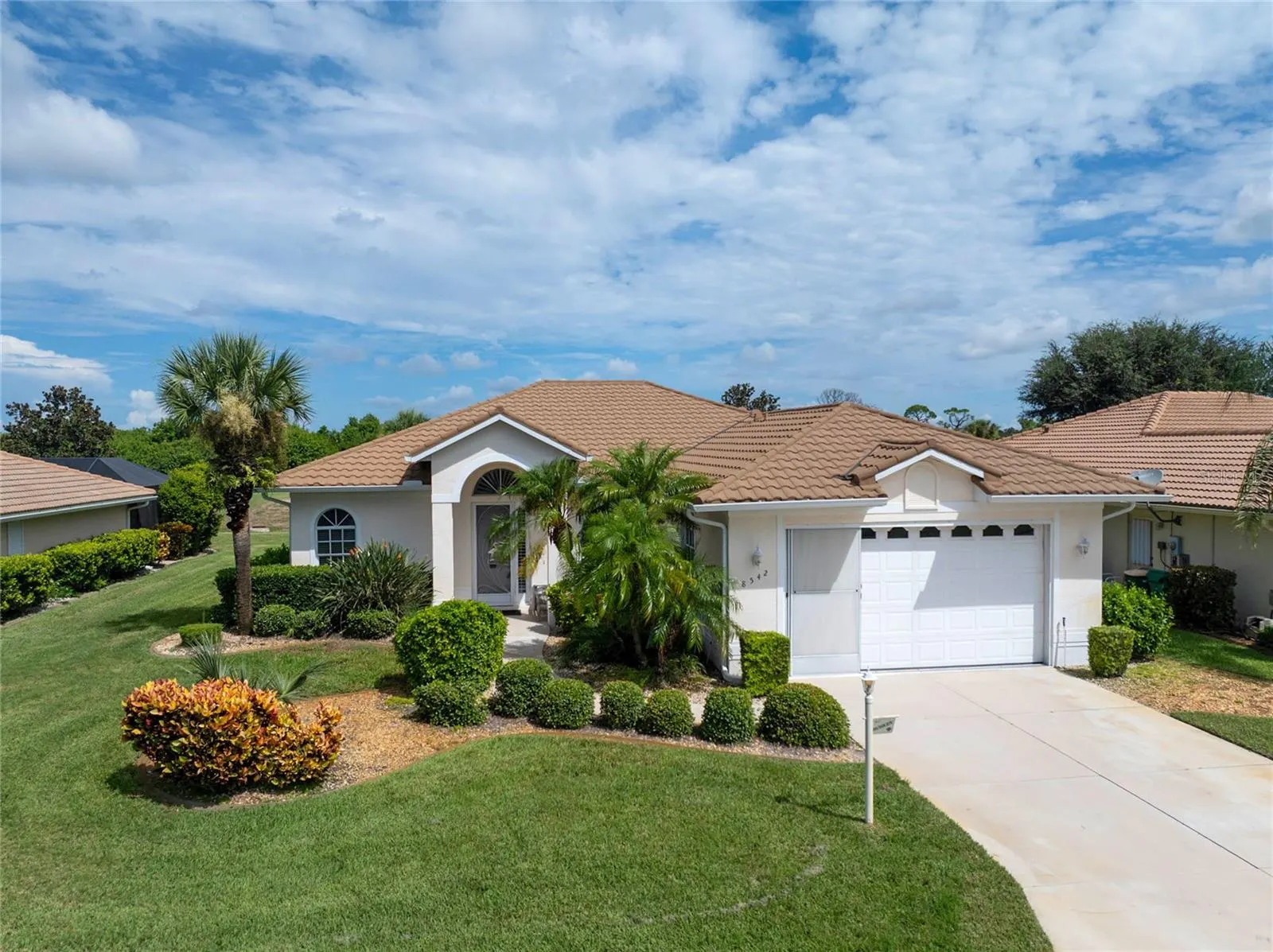 8542 LAKESIDE DR