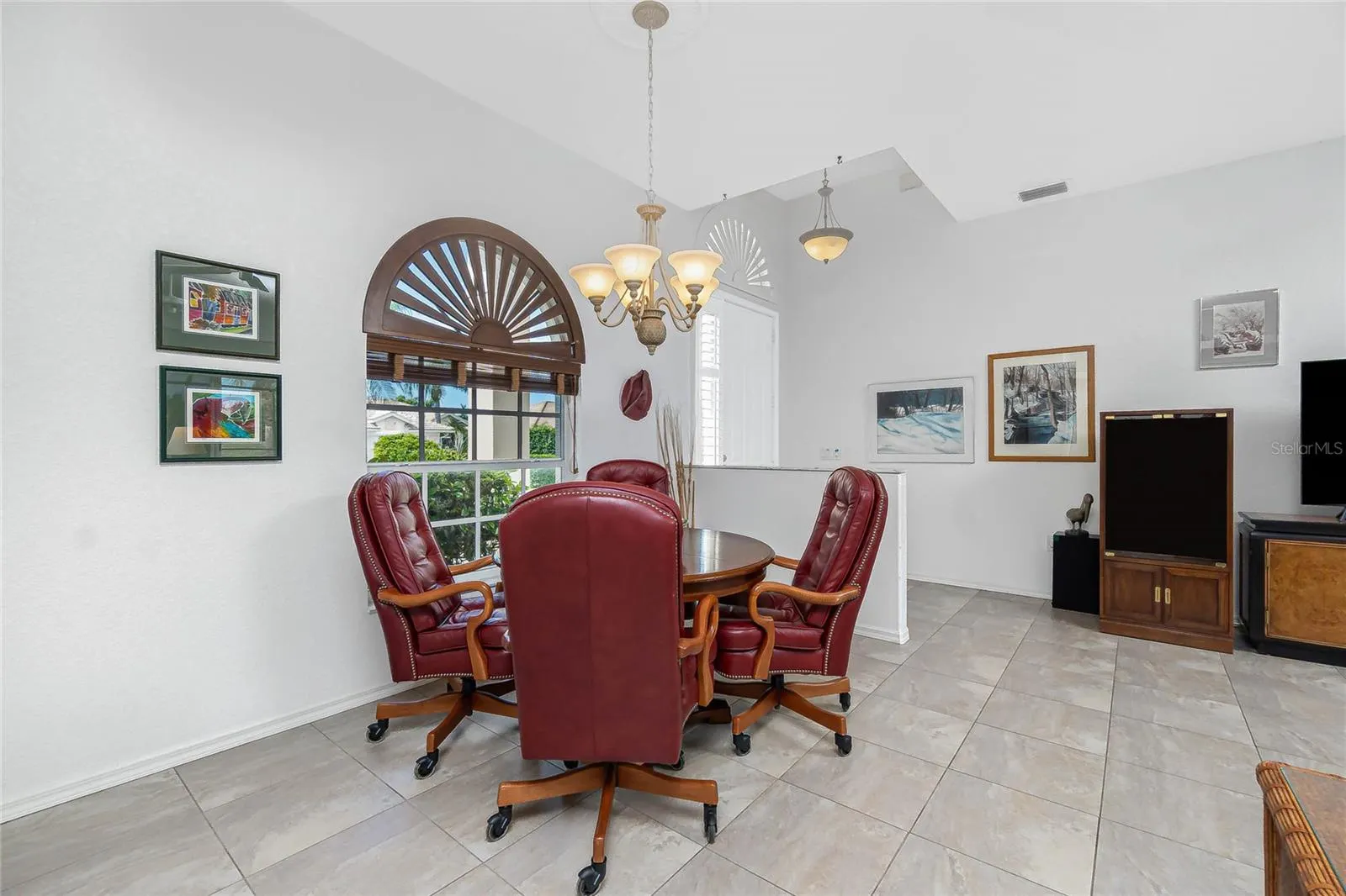 8542 LAKESIDE DR
