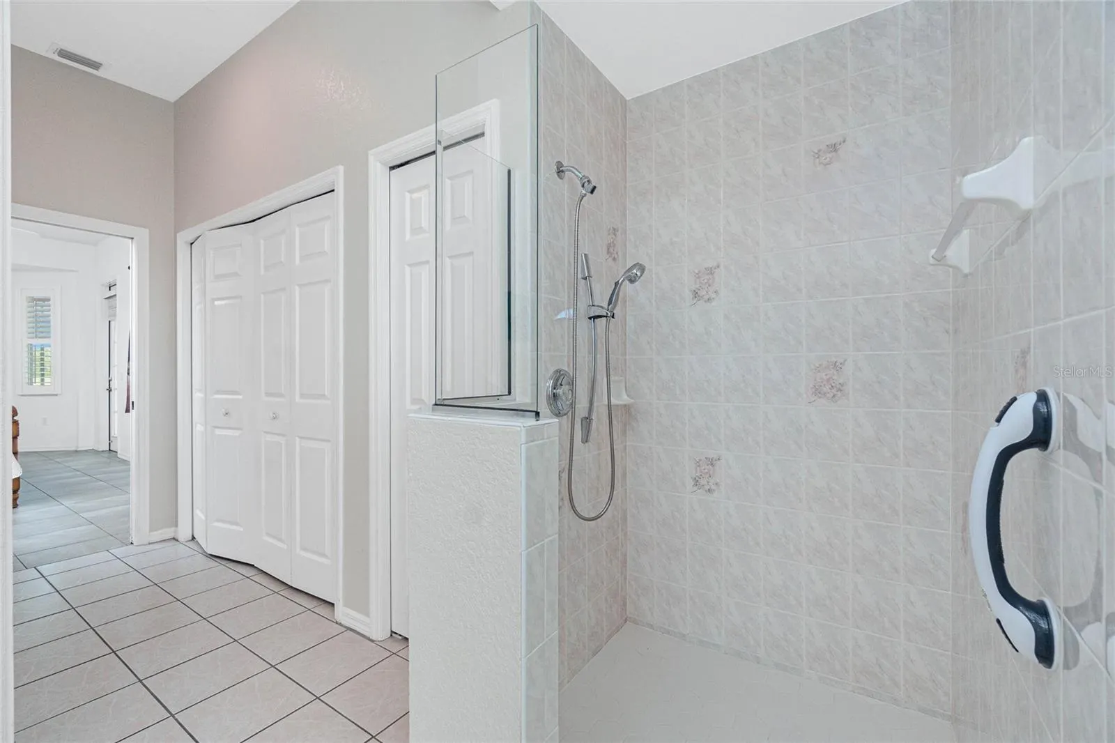 8542 LAKESIDE DR