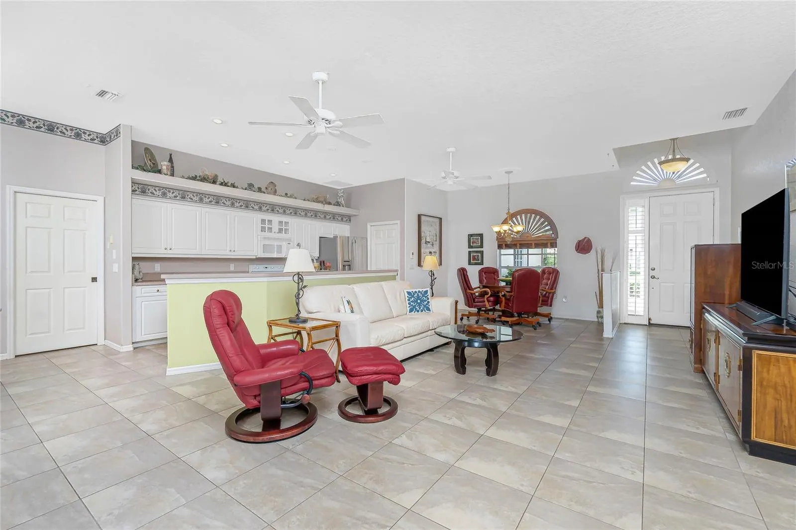 8542 LAKESIDE DR