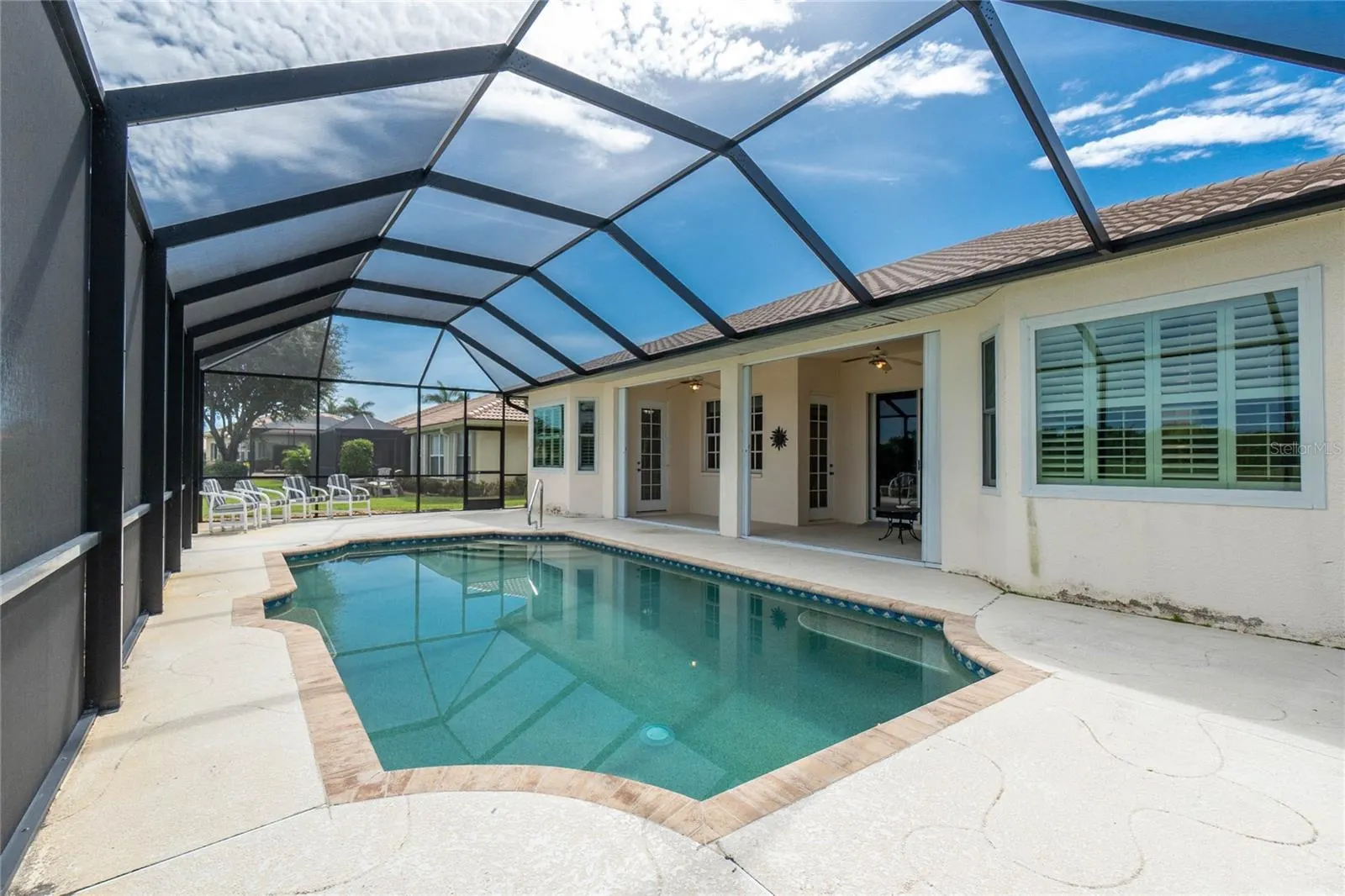 8542 LAKESIDE DR