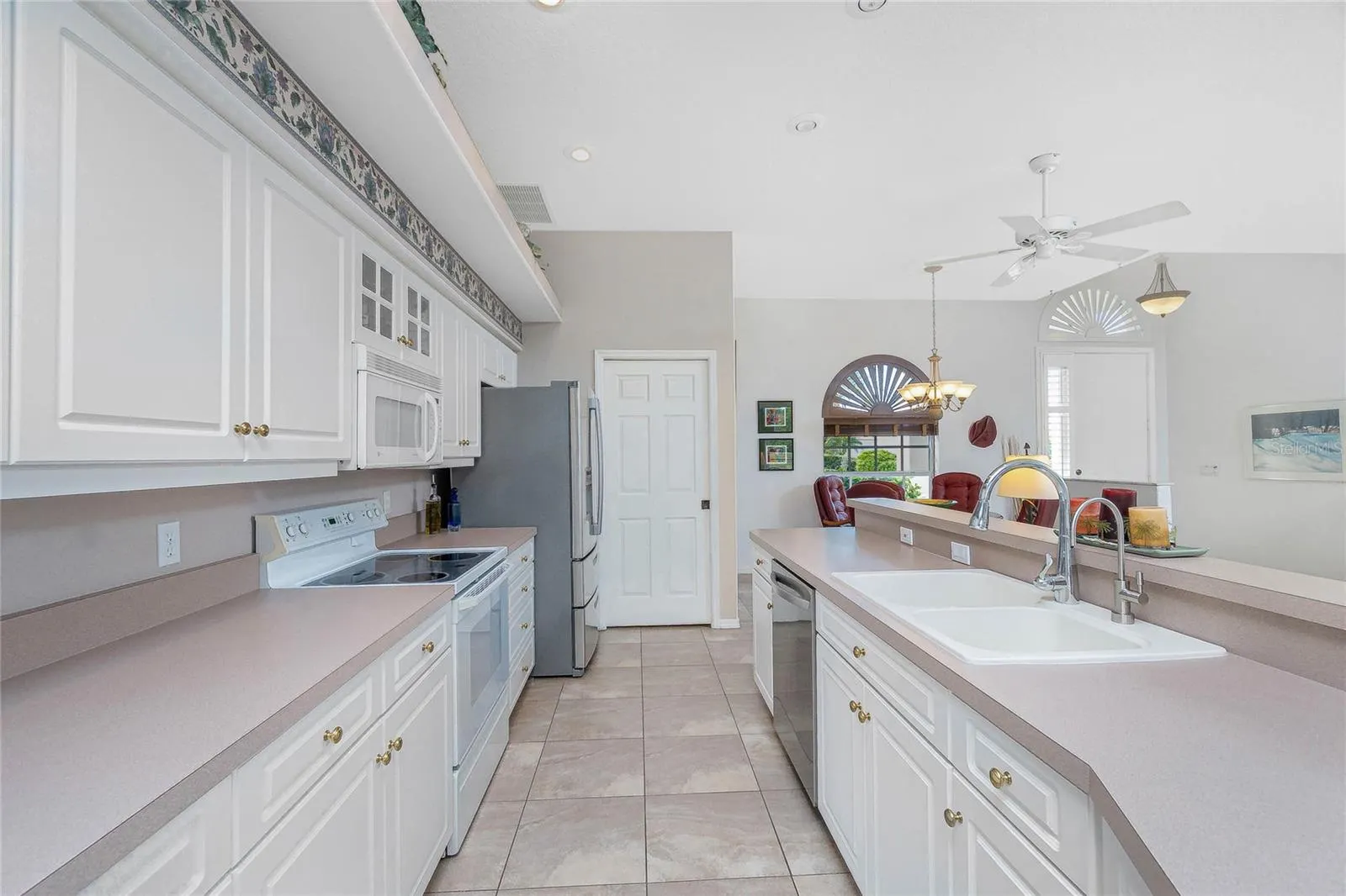 8542 LAKESIDE DR