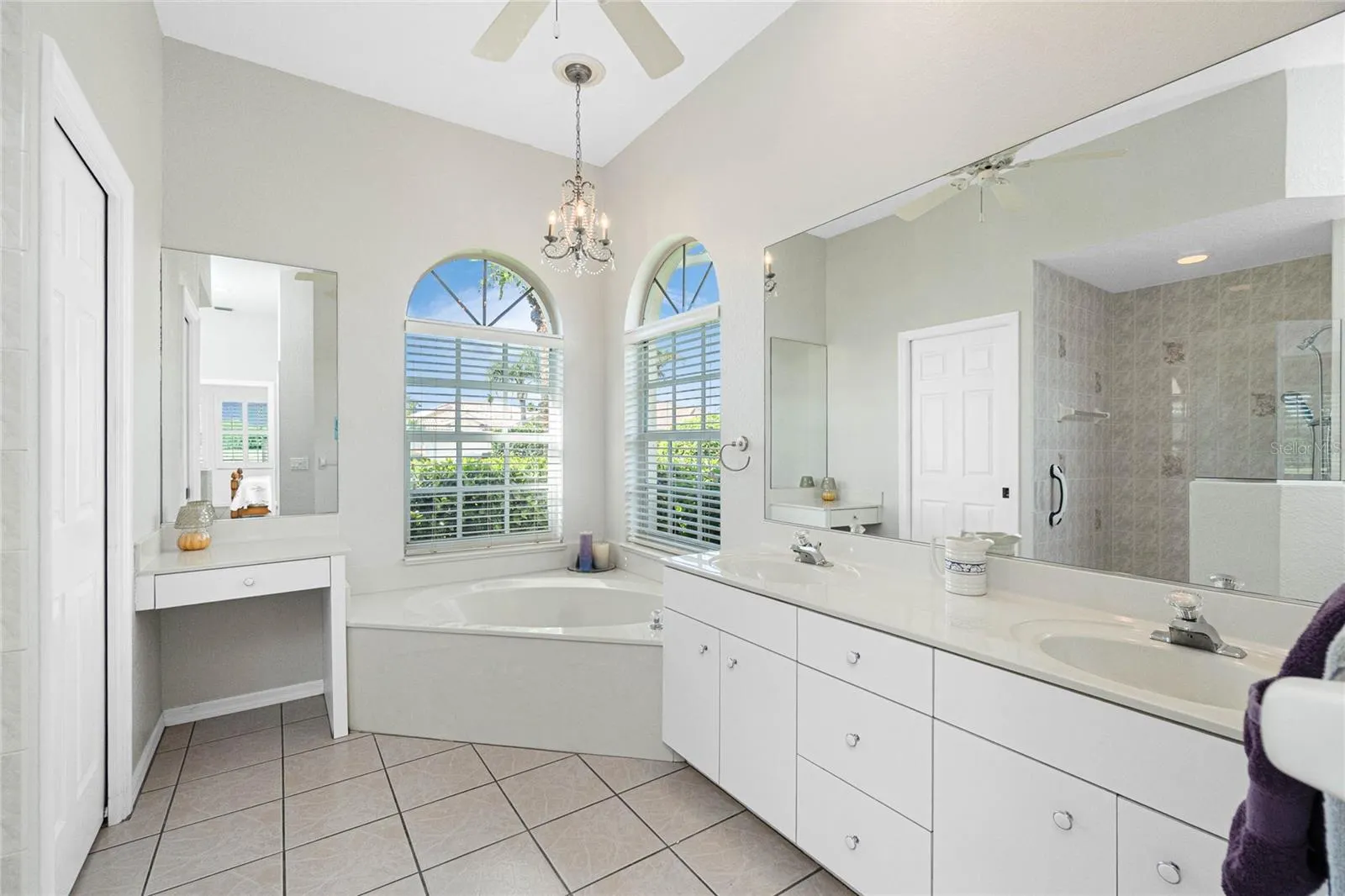 8542 LAKESIDE DR