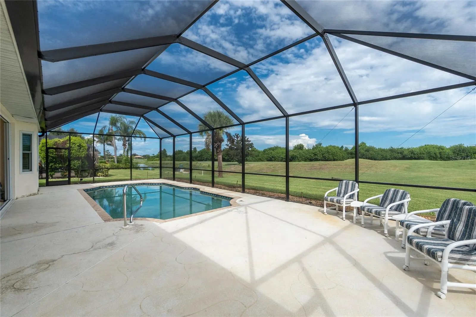 8542 LAKESIDE DR