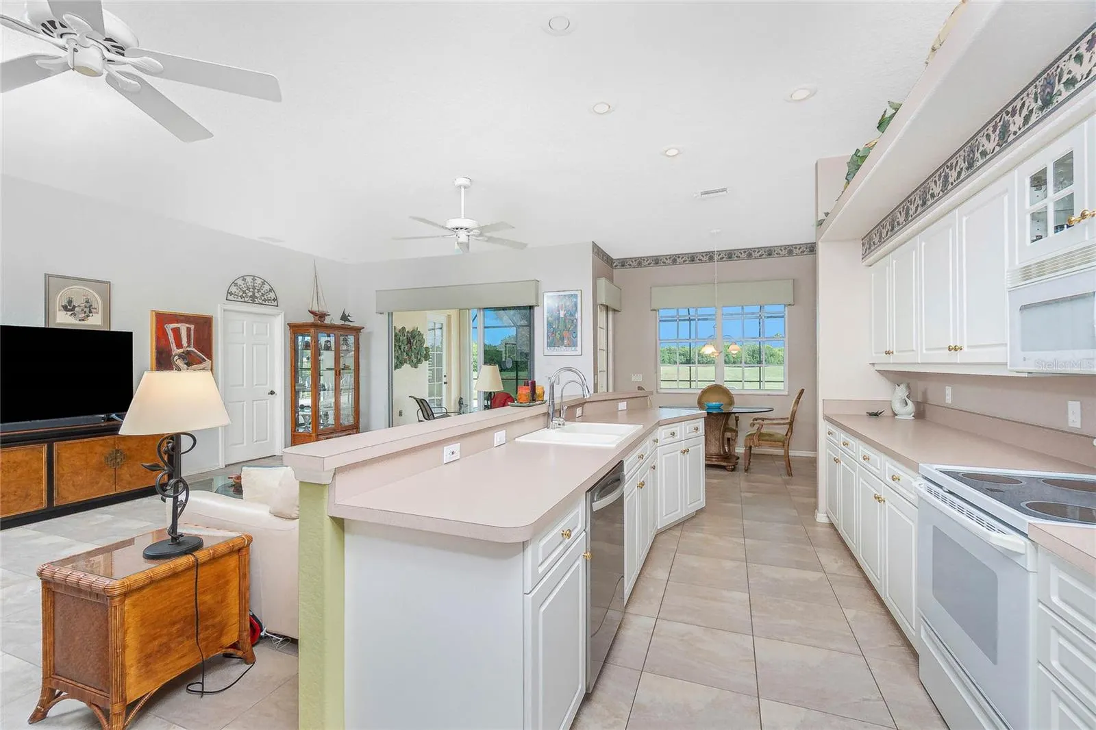 8542 LAKESIDE DR