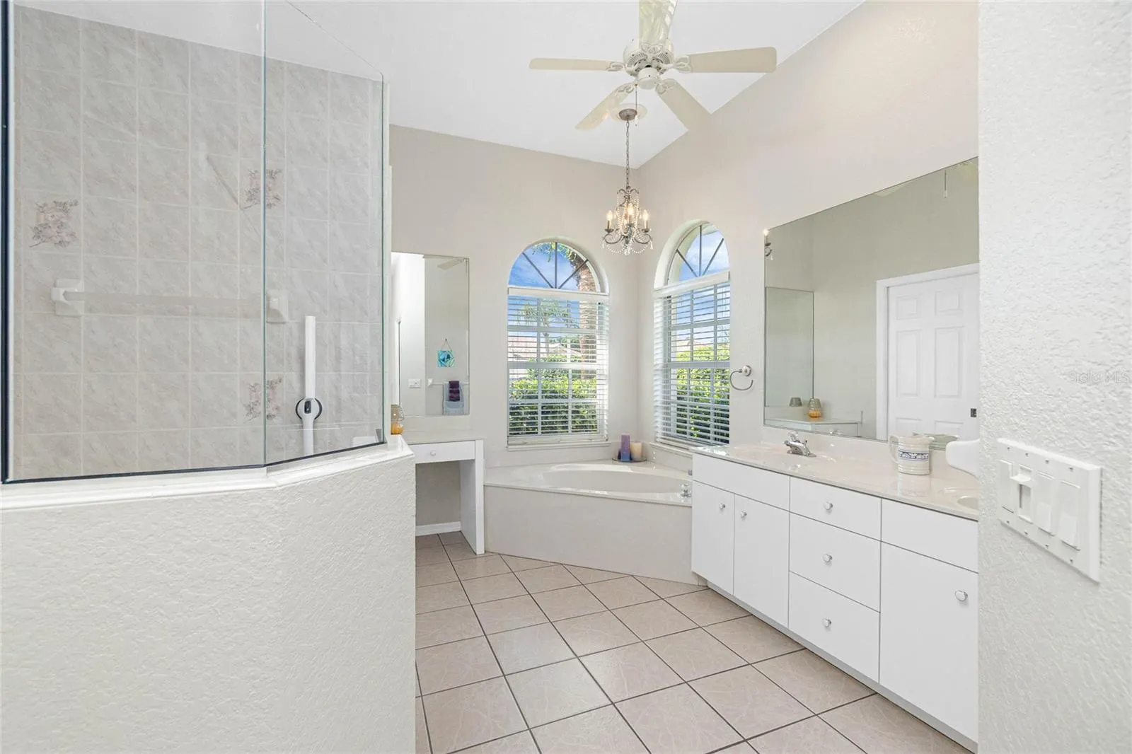 8542 LAKESIDE DR