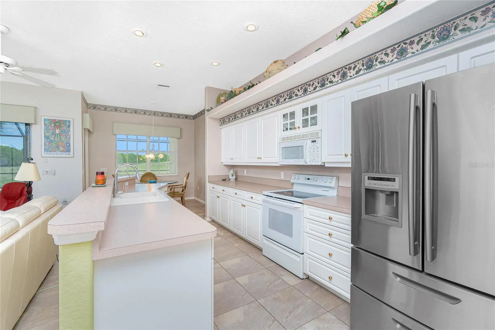 8542 LAKESIDE DR