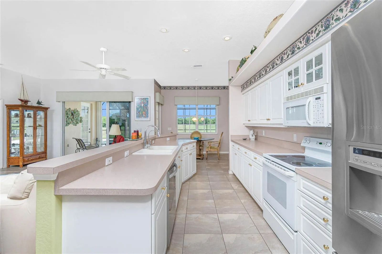 8542 LAKESIDE DR
