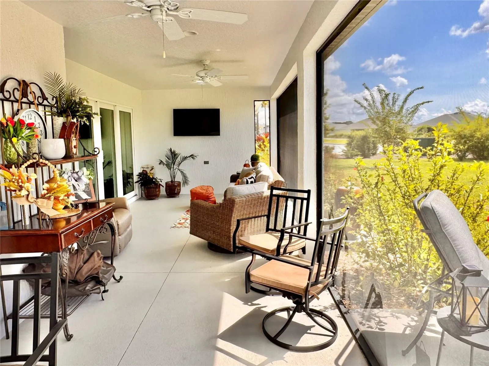 736 RIVER OAKS CIR