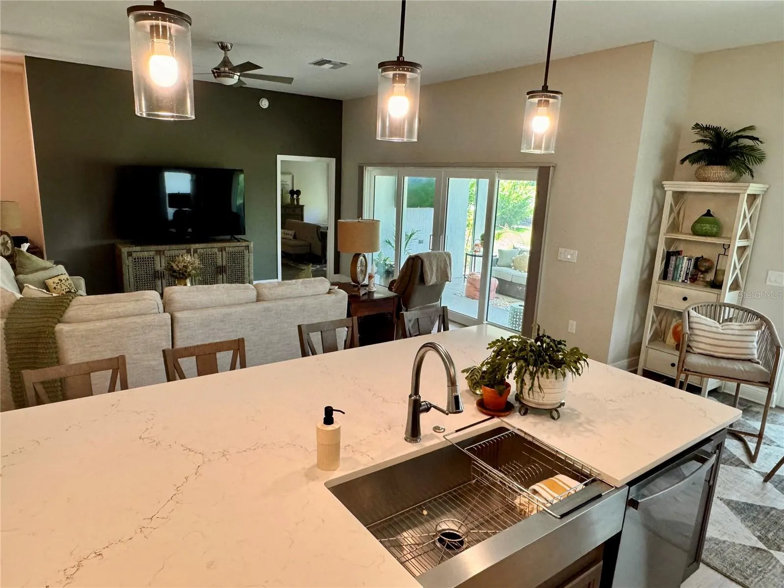 736 RIVER OAKS CIR