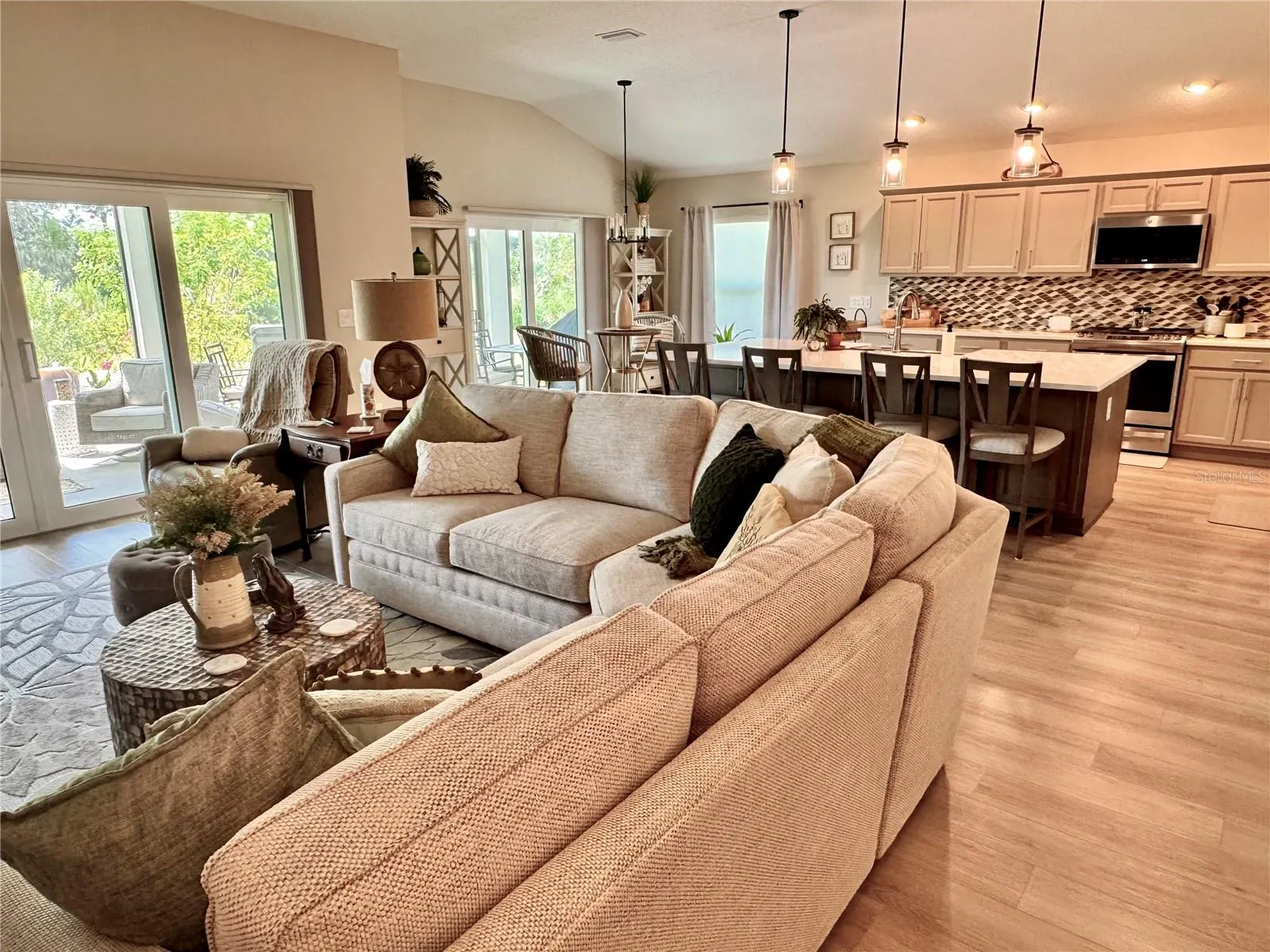736 RIVER OAKS CIR