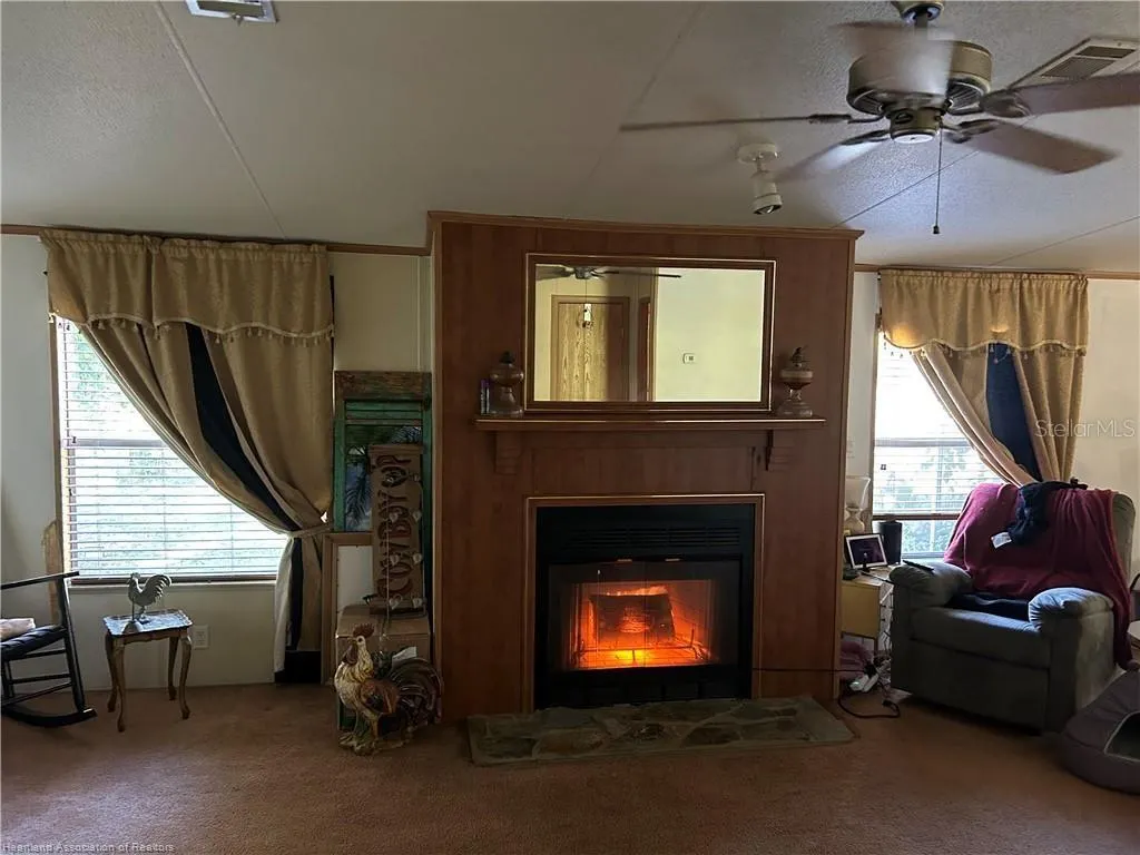1932 E HOLIDAY DR