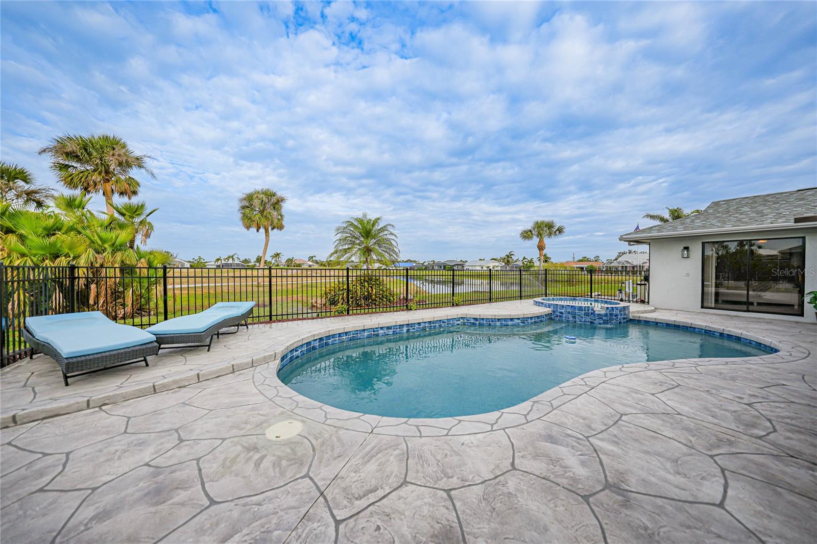 8 BUNKER LN