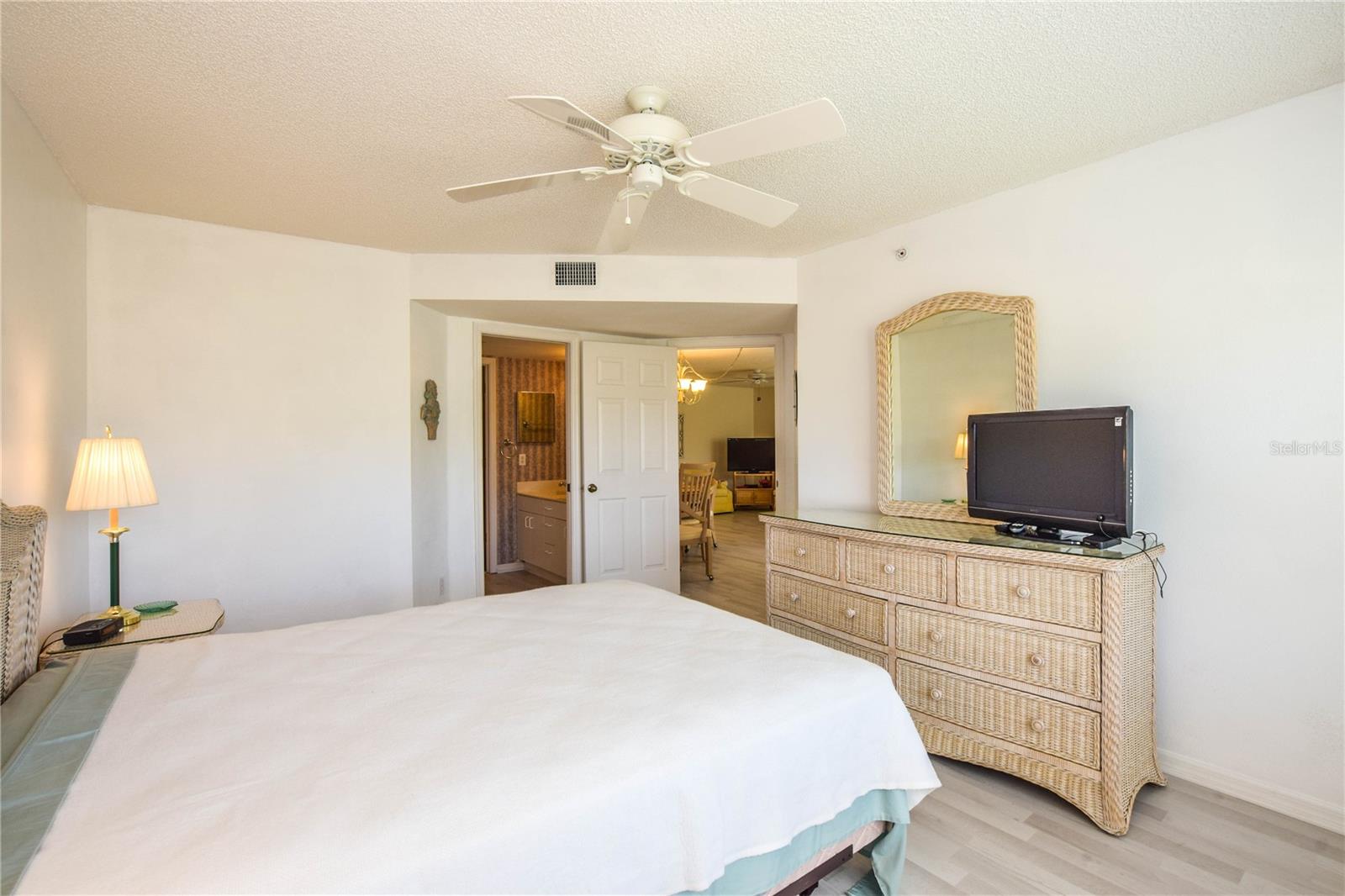 801 MONTROSE DR #102, #102