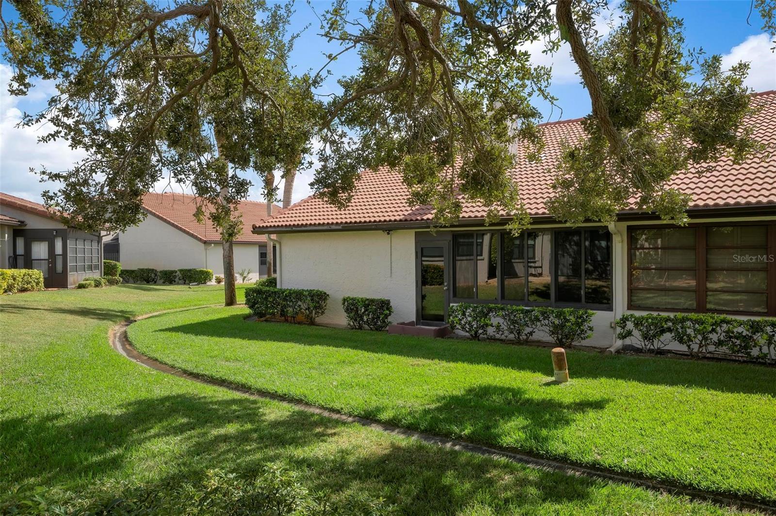 822 COUNTRY CLUB CIR #6, #6