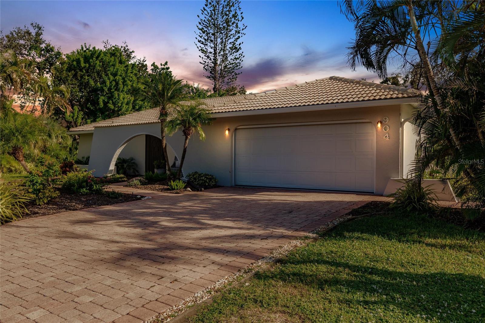 904 S DORAL LN