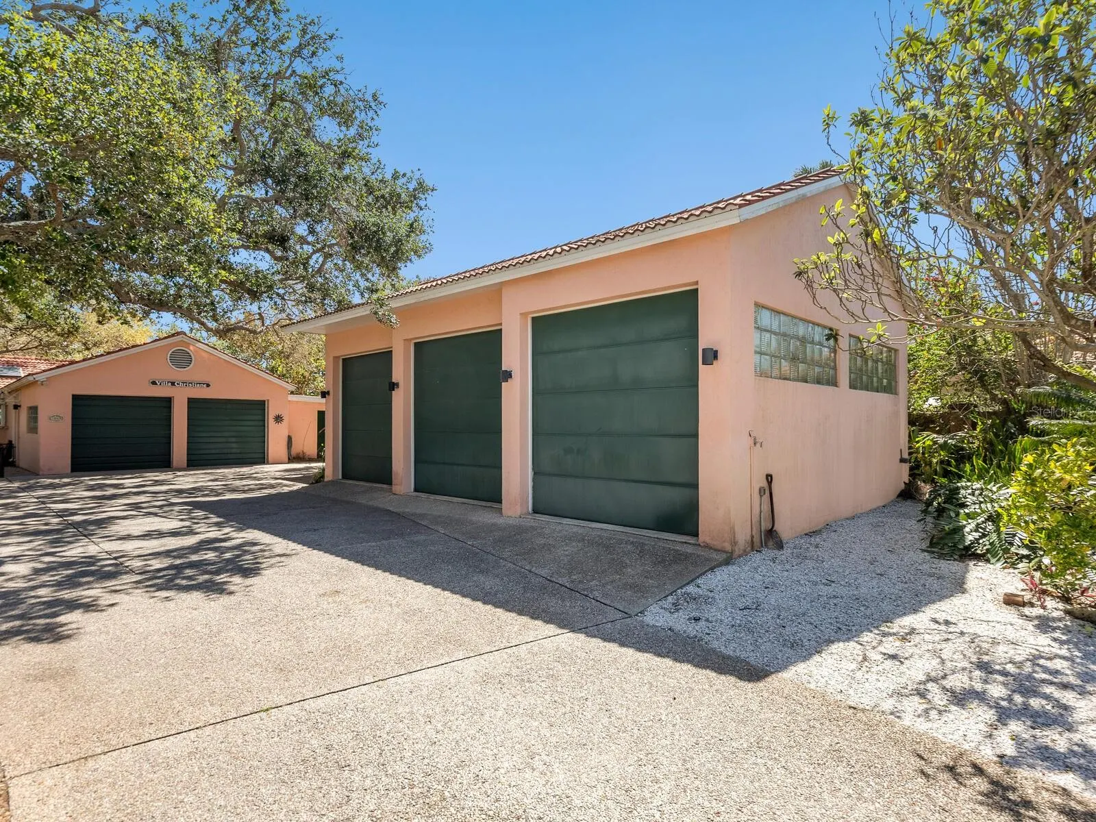1049 N CASEY KEY RD
