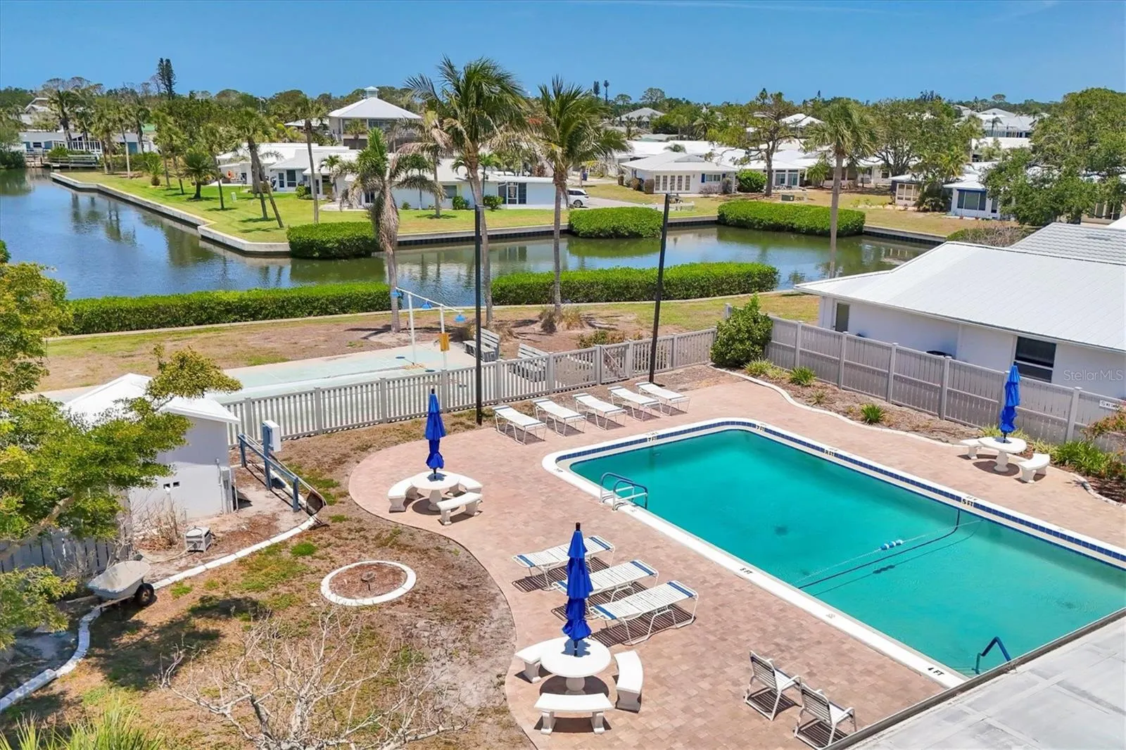 608 FAIR WINDS DR