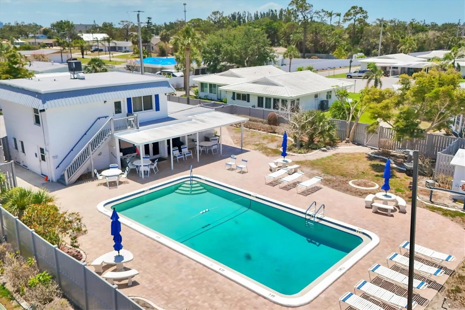 608 FAIR WINDS DR