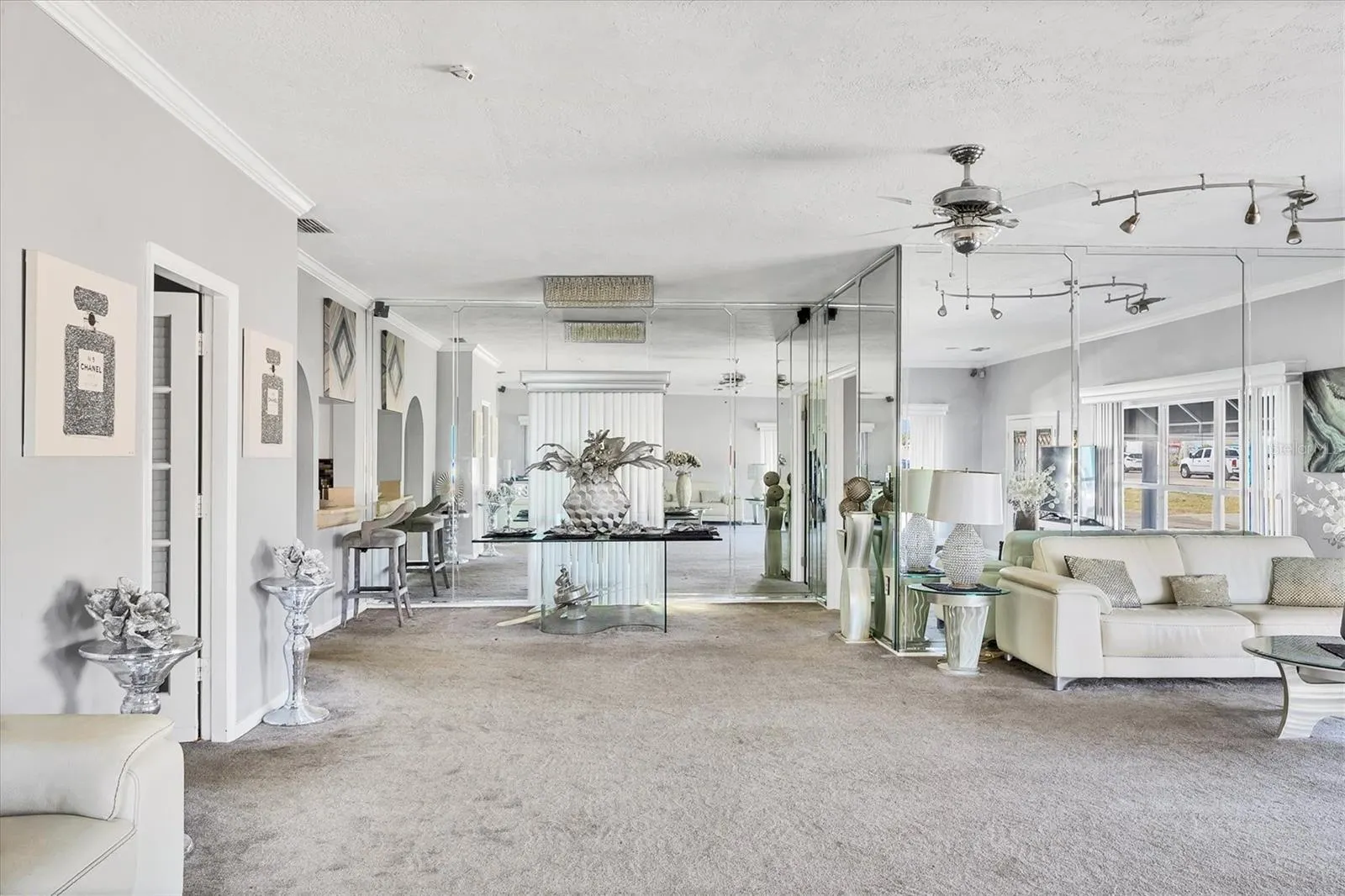 109 TAMIAMI TRL S