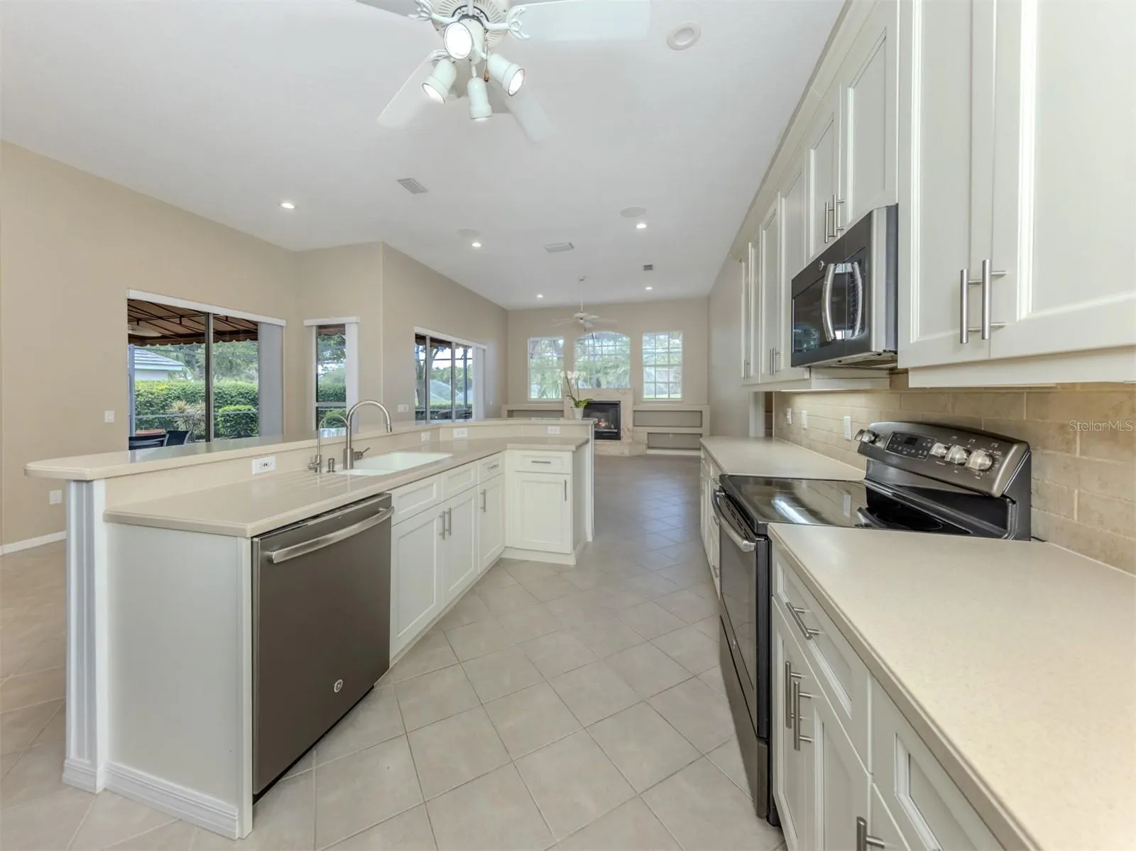 395 AUTUMN CHASE DR
