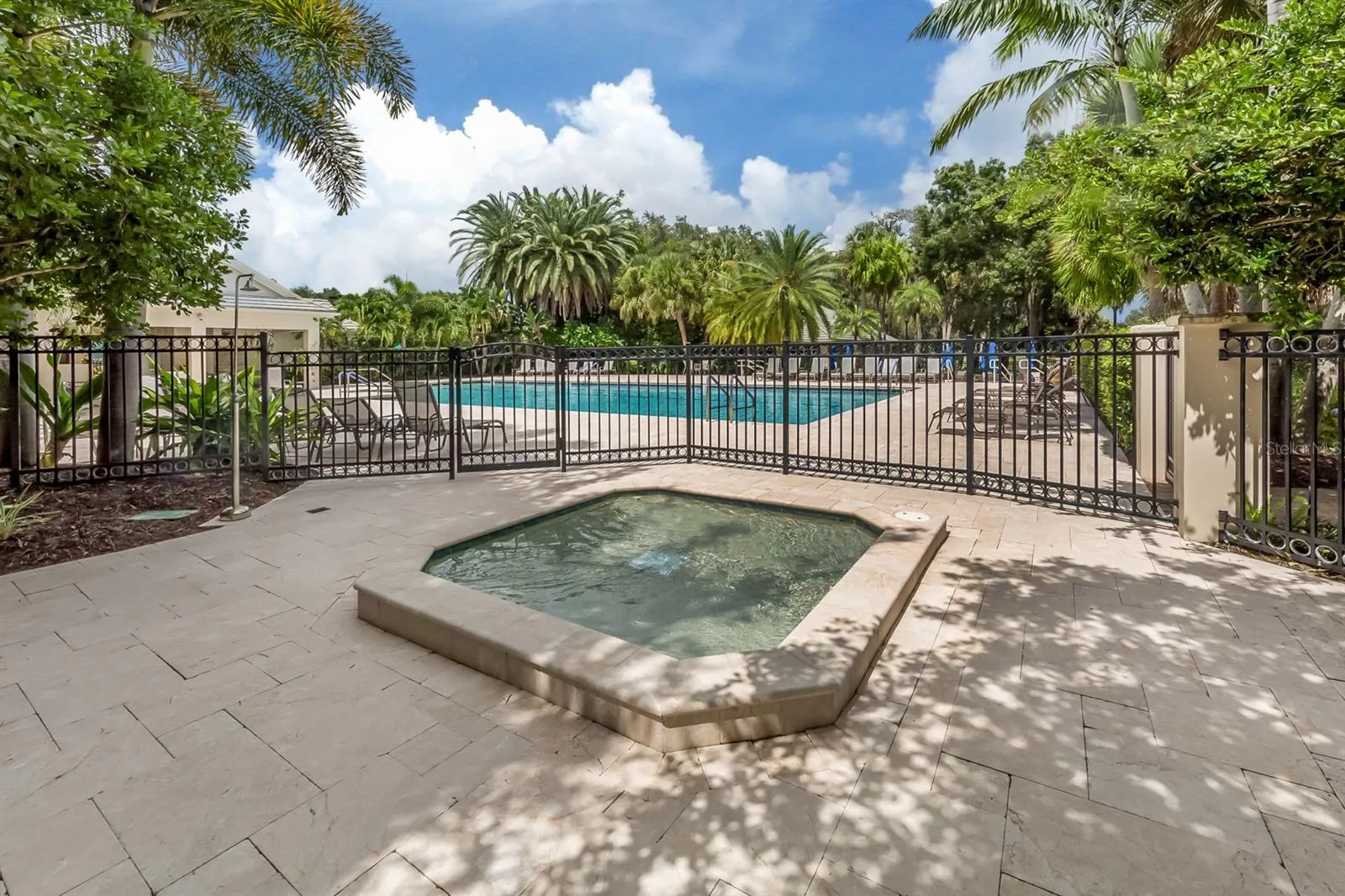395 AUTUMN CHASE DR