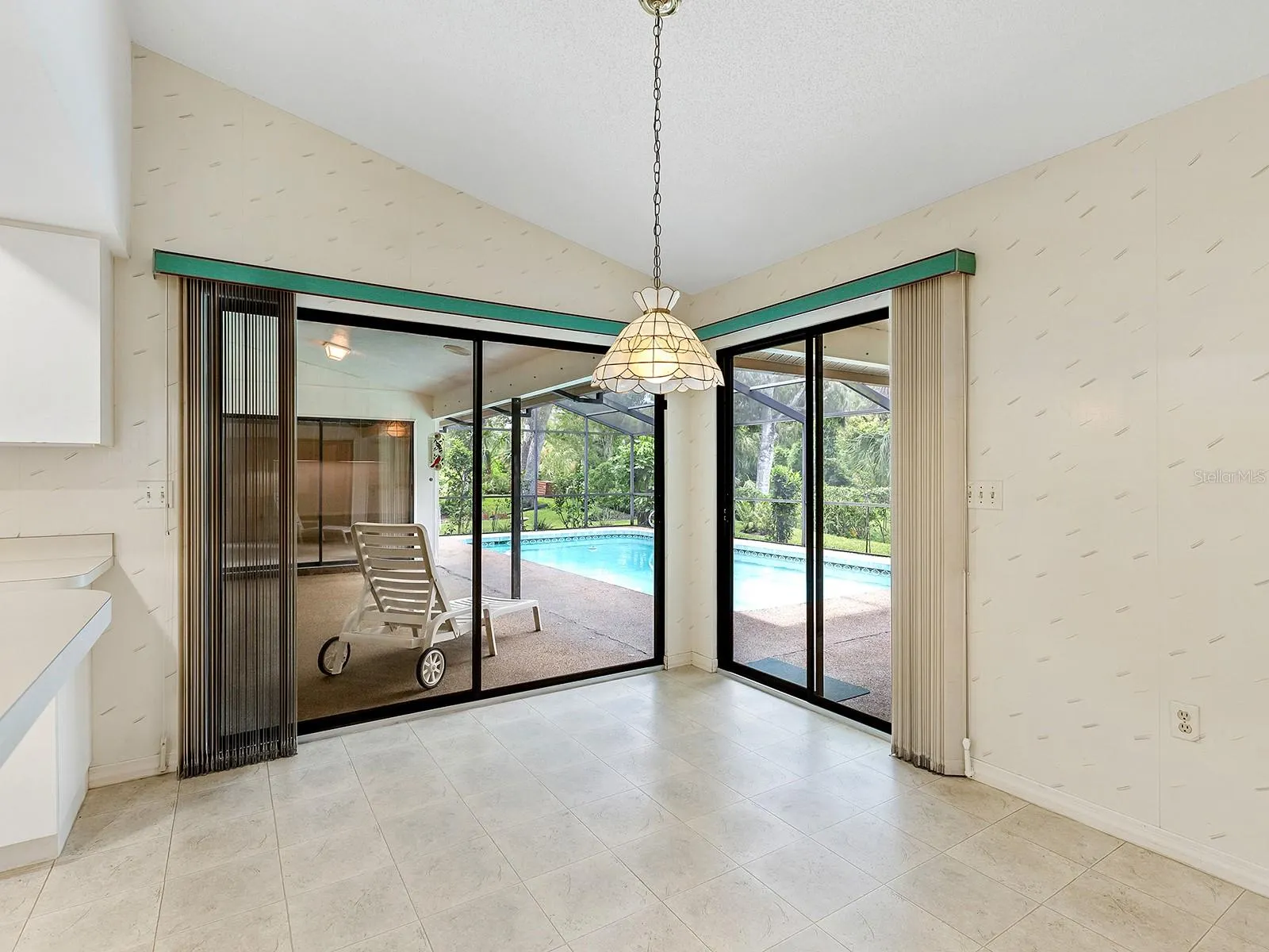 1622 OAK CIR S